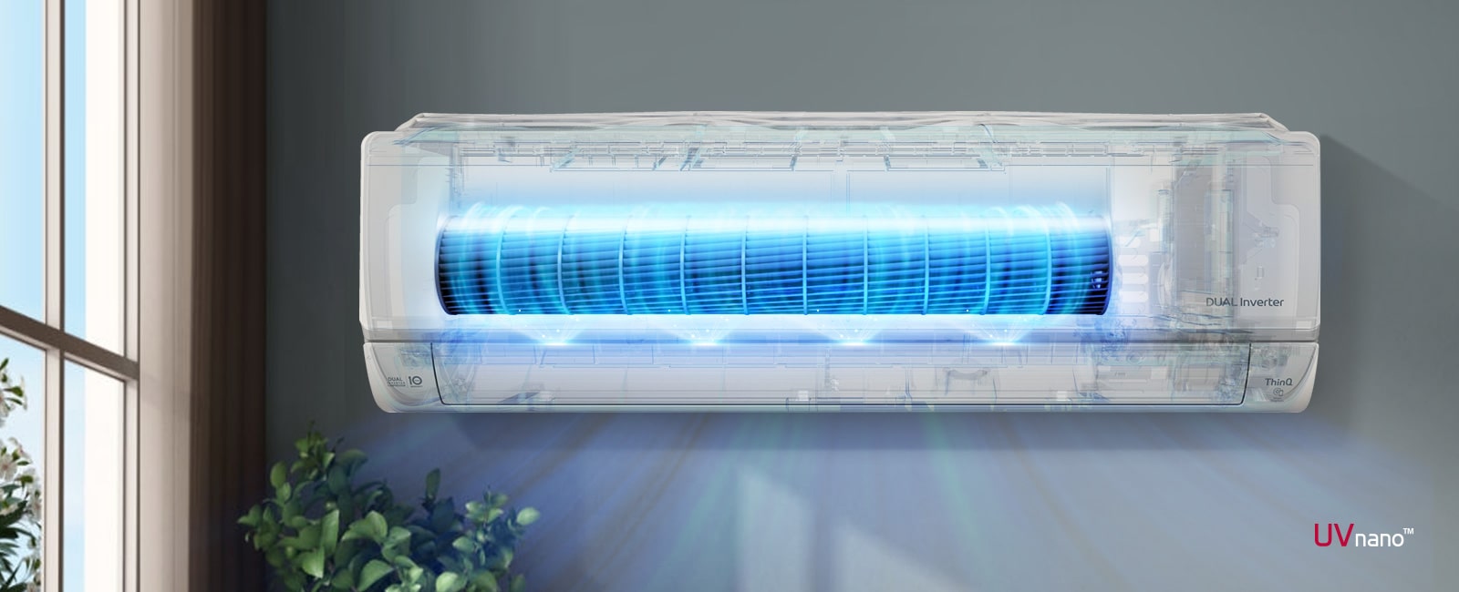 Een video toont het vooraanzicht van de airconditioner die aan de muur is geïnstalleerd. De voorkant van het apparaat is doorzichtig en toont het interne systeem. De ventilatoren zijn blauw gemarkeerd om het uv-ledlicht aan te geven dat bacteriën verwijdert. Er komt lucht uit het apparaat. Het UVnano-logo staat in de rechter benedenhoek.