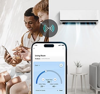Des hommes rafraîchissent leur maison à l’avance en démarrant le climatiseur avec ThinQ™ après leur départ.