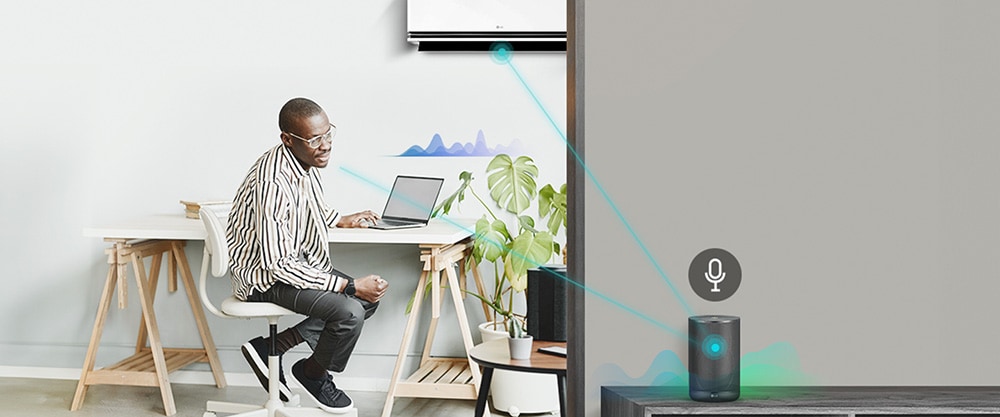 L’homme parle au haut-parleur ia et fait démarrer le climatiseur.