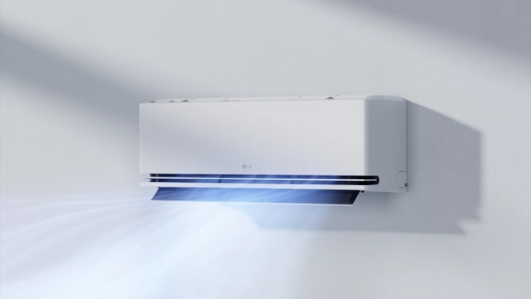 Un climatiseur LG émettant un flux d’air léger dans un salon moderne pour créer un environnement confortable.	