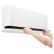 LG Climatiseur 5.0kW DUALCOOL AI Air Deluxe Single Split, Des mains ouvrent l’ailette du bas d’un climatiseur LG pour le nettoyage et l’entretien, H18S1DA, thumbnail 14