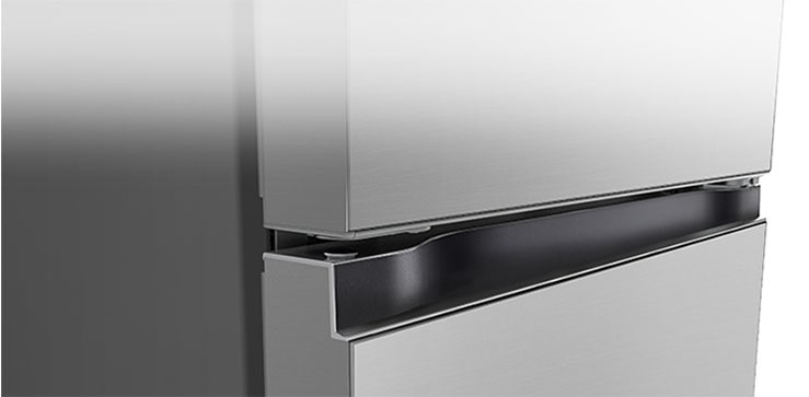 Gros plan sur une poignée intégrée carrée au design épuré et minimaliste.	