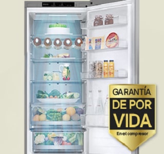Réfrigérateur rempli d'aliments frais avec porte ouverte et étiquette de garantie de 10 ans du Smart Inverter Compressor.