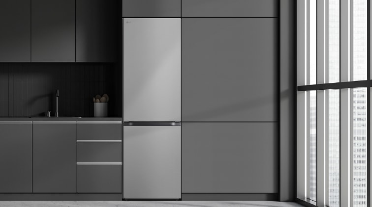 Cuisine moderne avec un réfrigérateur qui s’insère parfaitement dans les armoires, tout comme un modèle encastré.