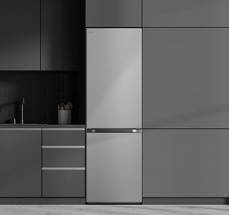 Cuisine moderne avec un réfrigérateur qui s’insère parfaitement dans les armoires, tout comme un modèle encastré.