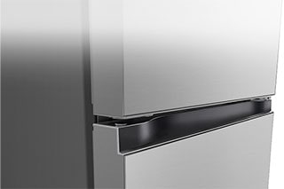 Gros plan sur une poignée intégrée carrée au design épuré et minimaliste.