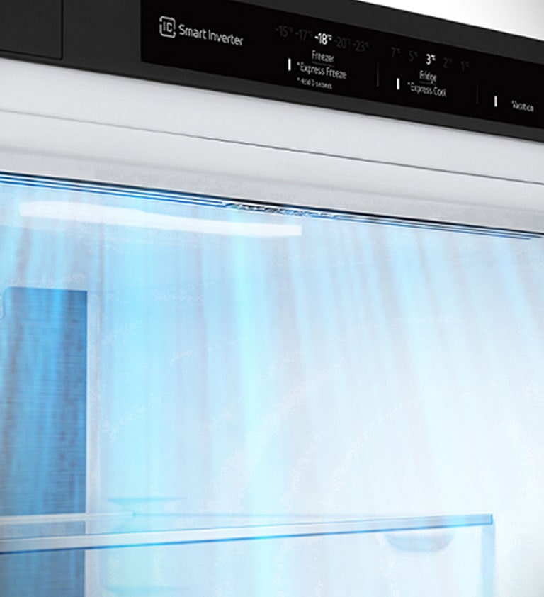 Gros plan sur les bouches d'aération situées à l'avant du réfrigérateur, assurant un refroidissement efficace et homogène.