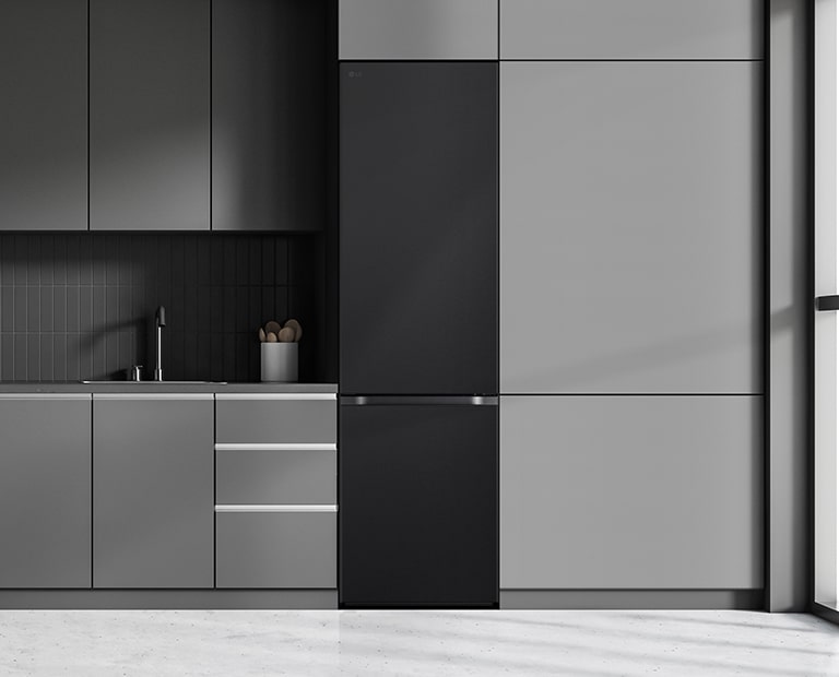 Cuisine moderne avec un réfrigérateur qui s’insère parfaitement dans les armoires, tout comme un modèle encastré.
