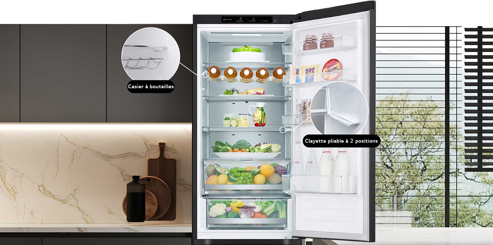 Réfrigérateur rempli d'aliments frais avec porte ouverte présentant un casier à bouteilles et une clayette pliable.