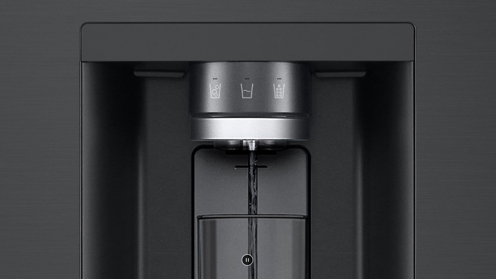 Une vidéo commence par un zoom sur le distributeur d’eau. L’extérieur du réfrigérateur devient clair et l’intérieur de la porte ainsi que les pièces mécaniques de la buse du distributeur peuvent alors être vus. La vidéo zoome davantage pour montrer les gouttelettes d’eau lorsqu’elles tombent à travers la partie UVnano de la buse, ce qui élimine les bactéries. La vue effectue un zoom arrière pour voir à nouveau l’extérieur du réfrigérateur pendant que l’eau est distribuée dans un verre.