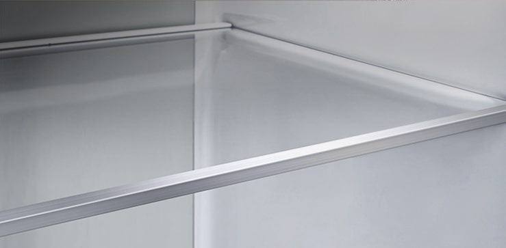 la vue détaillée d’une décoration métallique à l’intérieur d’un réfrigérateur lg 2&nbsp;portes.