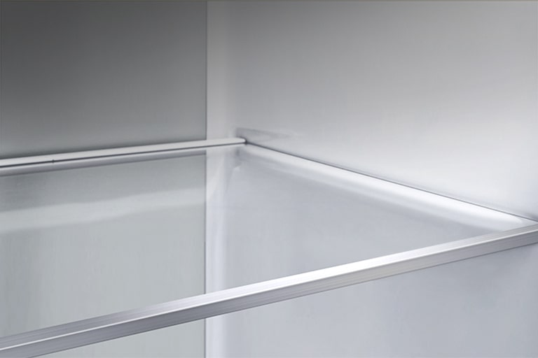 la vue détaillée d’une décoration métallique à l’intérieur d’un réfrigérateur lg 2&nbsp;portes.