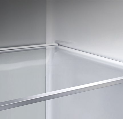 la vue détaillée d’une décoration métallique à l’intérieur d’un réfrigérateur lg 2&nbsp;portes.