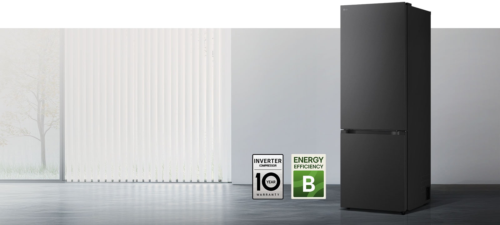 Réfrigérateur LG à congélateur en bas (GBBS726CEV) noir mat, vue de face dans une pièce lumineuse avec stores verticaux, compresseur garanti 10 ans et label d'efficacité énergétique A ci-dessous.