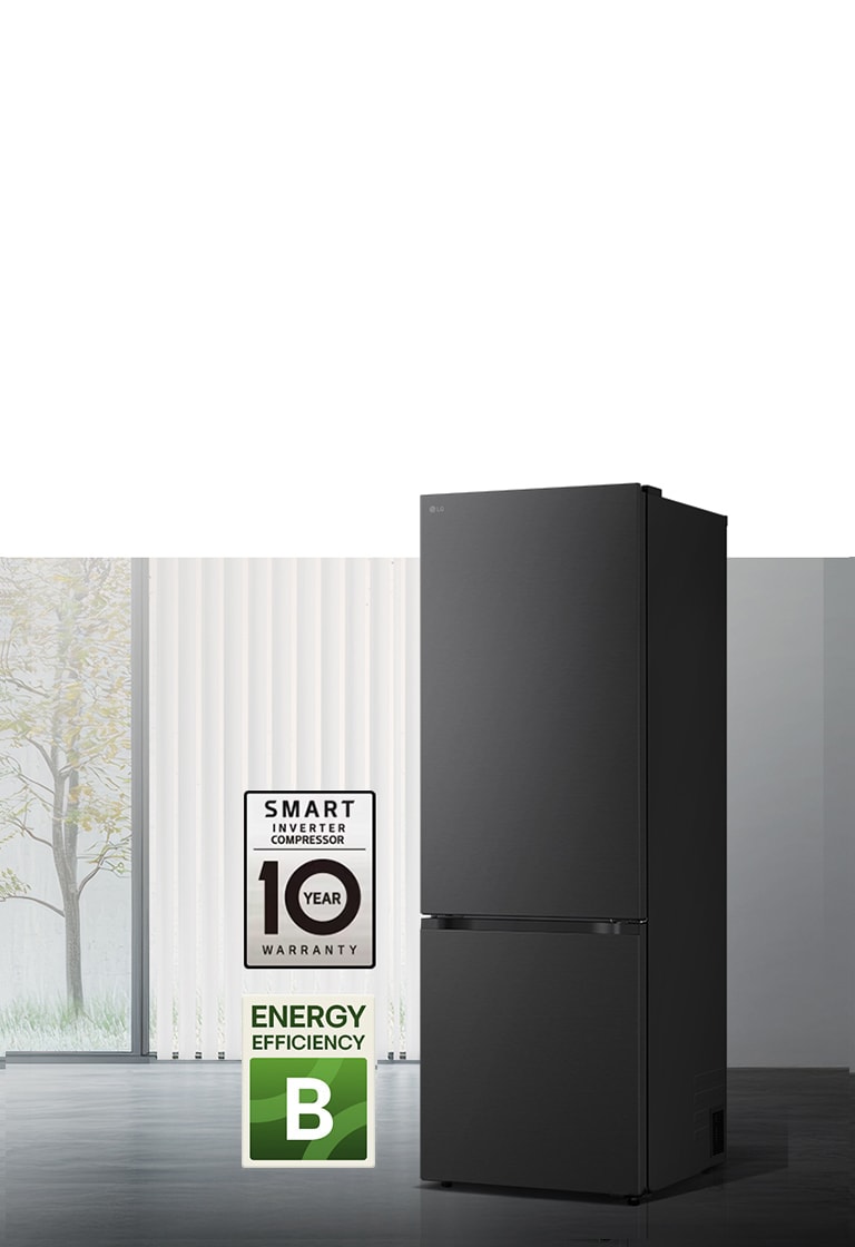 Réfrigérateur LG à congélateur en bas (GBBS726CEV) noir mat, vue de face dans une pièce lumineuse avec stores verticaux, compresseur garanti 10 ans et label d'efficacité énergétique A ci-dessous.