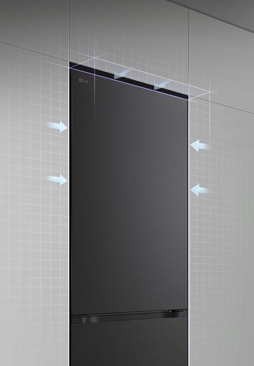 Congélateur LG à congélateur en bas (GBBS726CEV) encastré dans de hautes armoires grises avec des flèches bleues pointant vers le haut et l'avant.