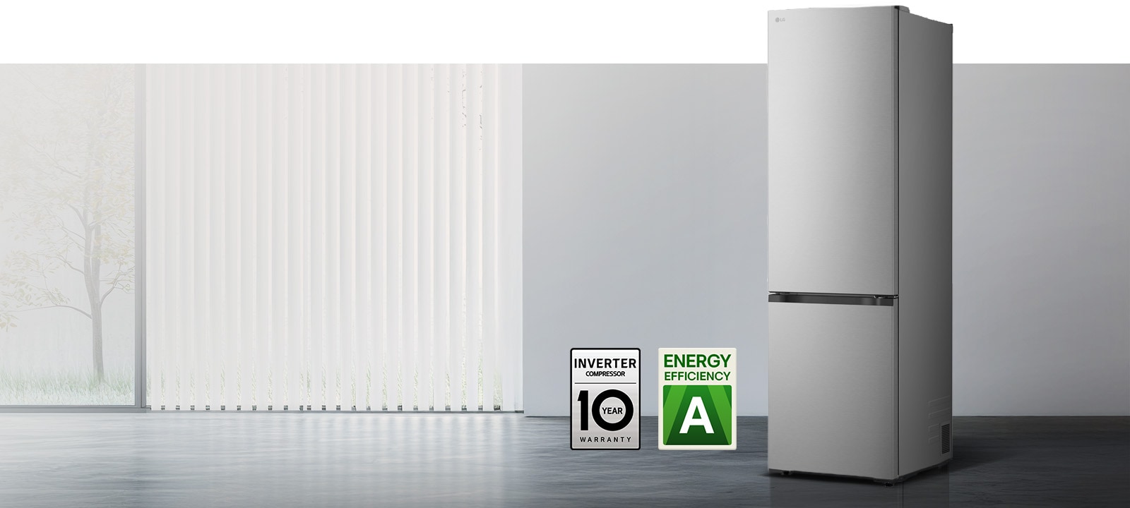 Réfrigérateur LG à congélateur en bas (GBBS726CEV) noir mat, vue de face dans une pièce lumineuse avec stores verticaux, compresseur garanti 10 ans et label d'efficacité énergétique A ci-dessous.