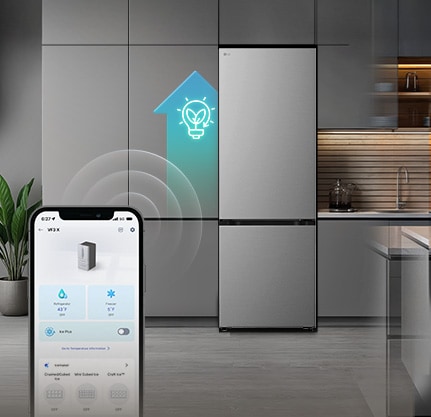 Le réfrigérateur LG avec congélateur en bas (GBBS726CEV) avec un smartphone affichant l'application ThinQ à l'avant et une icône IA bleu clair lumineuse à côté du réfrigérateur.	