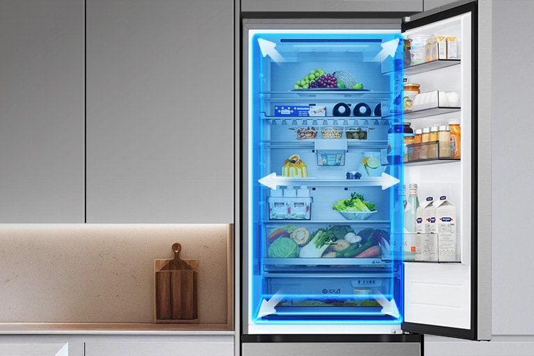 Le réfrigérateur LG avec congélateur en bas (GBBS726CEV) entièrement ouvert avec le compartiment réfrigérateur supérieur montrant les aliments dans les tiroirs ainsi que des superpositions bleues et des flèches soulignant l'intérieur spacieux.	