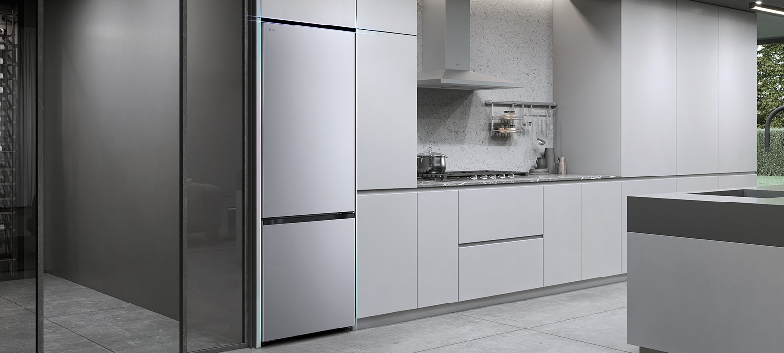 Le réfrigérateur congélateur LG noir mat (GBBS726CEV) enchâssé dans des meubles de cuisine gris, avec cave à vin à gauche et cuisinière avec ustensiles à droite.	