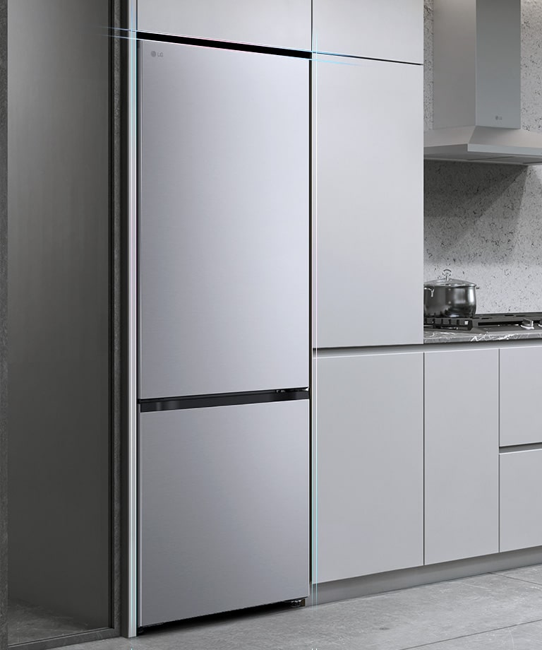 Le réfrigérateur congélateur LG noir mat (GBBS726CEV) enchâssé dans des meubles de cuisine gris, avec cave à vin à gauche et cuisinière avec ustensiles à droite.	