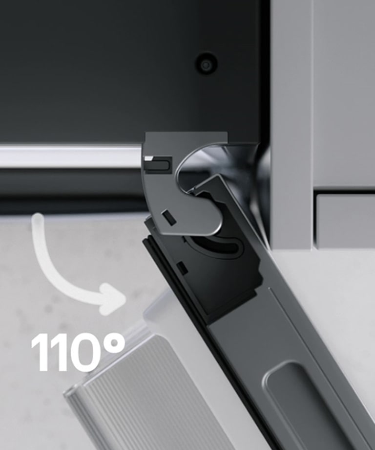 Le réfrigérateur congélateur LG (GBBS726CEV) avec sa porte droite ouverte à 110 degrés, montrant une charnière incurvée en haut, alignée étroitement avec une paroi grise adjacente du meuble.	