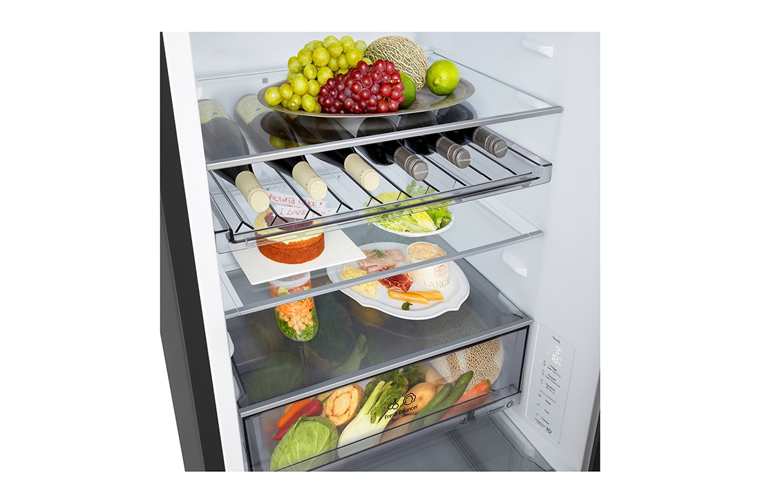 LG Réfrigérateur combiné Noir | NatureFRESH™ | DoorCooling+™ | LinearCooling+™ | LG BE, close up, GBBS312CEV, thumbnail 12