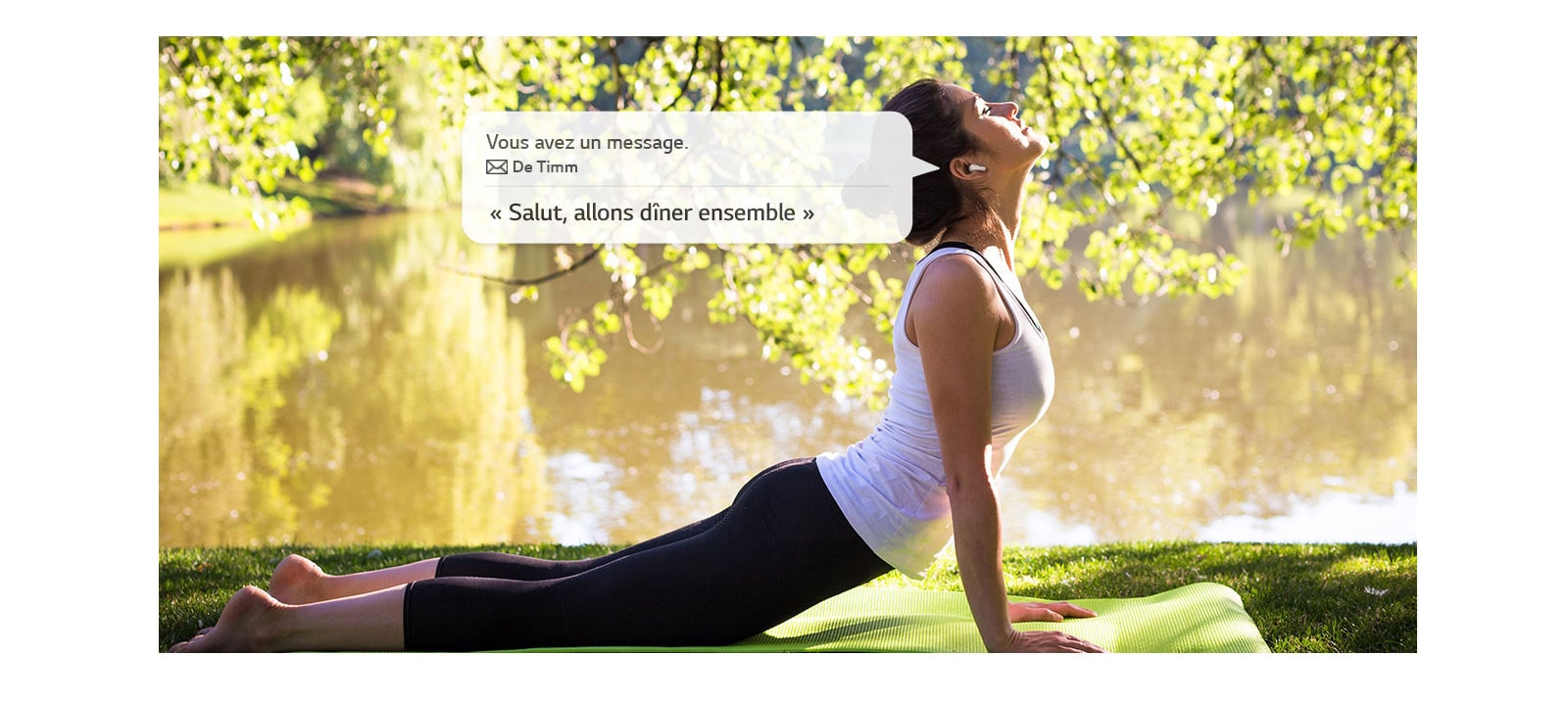 Une femme s'étire et se penche pour toucher le sol tout en écoutant un message que ses oreillettes lisent pour elle.