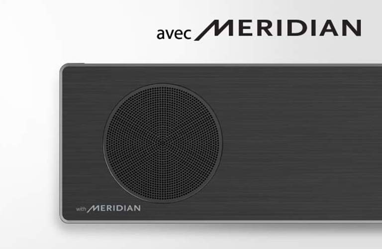 Gros plan de la barre de son LG sur le côté gauche, avec le logo Meridian en bas à gauche. Un logo Meridian plus grand apparaît au-dessus du produit.