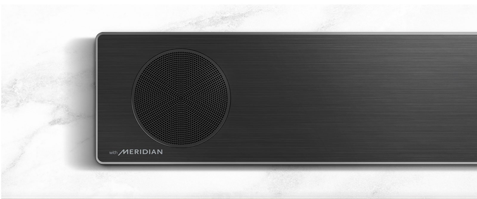 Gros plan du côté gauche de la barre de son LG avec le logo Meridian dans le coin inférieur gauche.