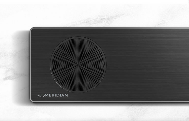 Gros plan du côté gauche de la barre de son LG avec le logo Meridian dans le coin inférieur gauche.