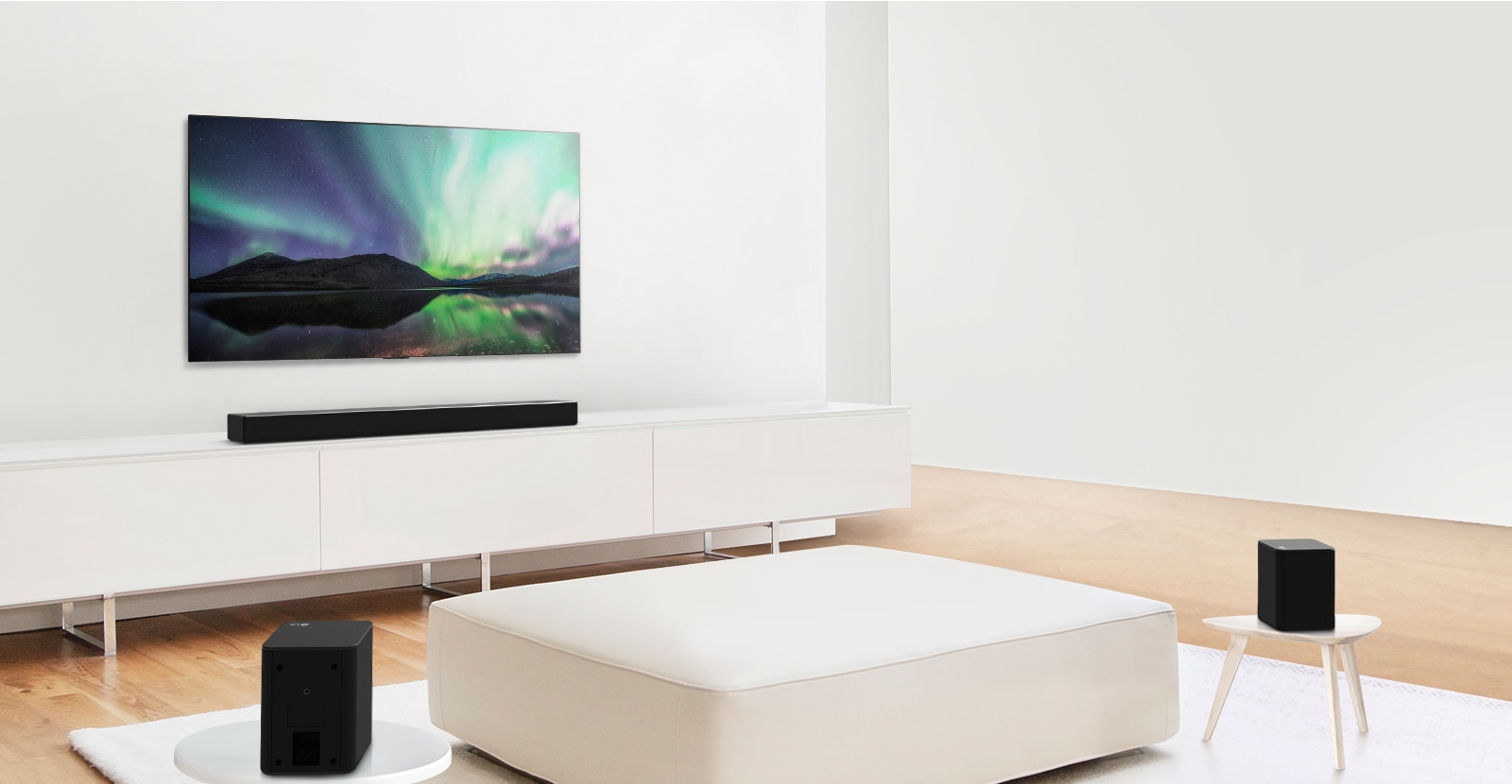 Aperçu vidéo montrant la barre de son LG dans un salon blanc avec une configuration de canaux 3.0.2. 