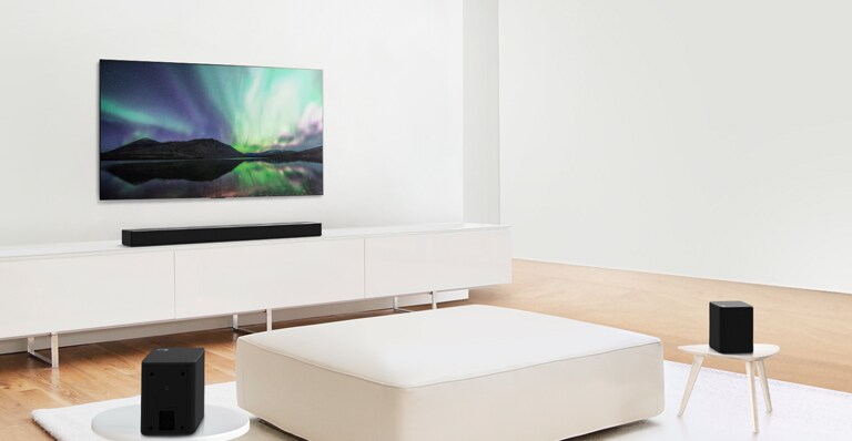 Aperçu vidéo montrant la barre de son LG dans un salon blanc avec une configuration de canaux 3.0.2. 