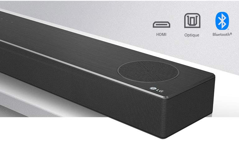 Gros plan sur la barre de son LG, à droite, avec le logo LG dans le coin inférieur droit. Les icônes de connectivité sont indiquées au-dessus du produit. 