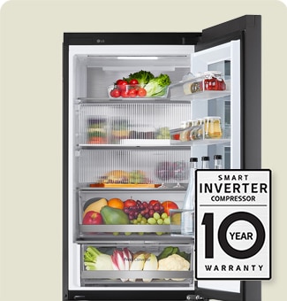 Réfrigérateur rempli d'aliments frais avec porte ouverte et étiquette de garantie de 10&nbsp;ans du Smart Inverter Compressor.