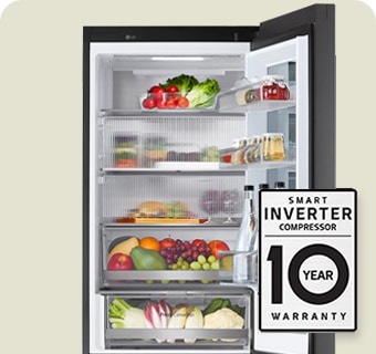 Réfrigérateur rempli d'aliments frais avec porte ouverte et étiquette de garantie de 10&nbsp;ans du Smart Inverter Compressor.