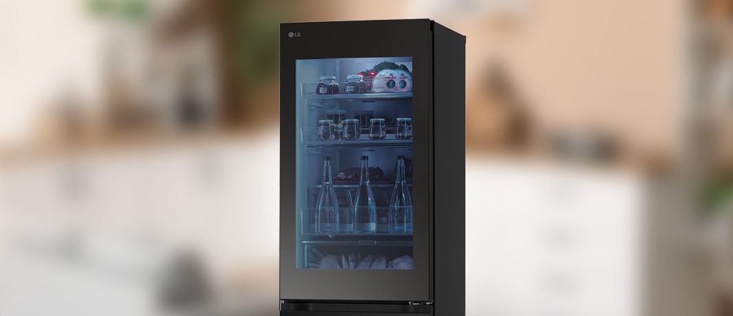 Une image montre la porte éclairée