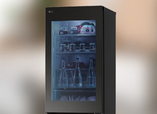 Une image montre la porte éclairée