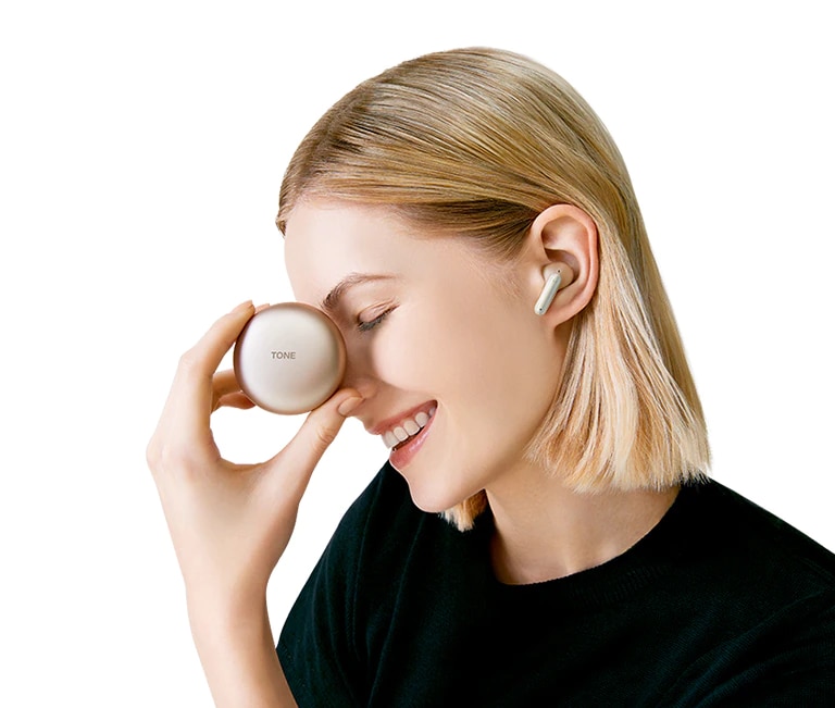 Entre les phrases, optimisez votre son à chaque instant, une femme ramène le TONE Free à son front et sourit comme si cela lui faisait du bien.