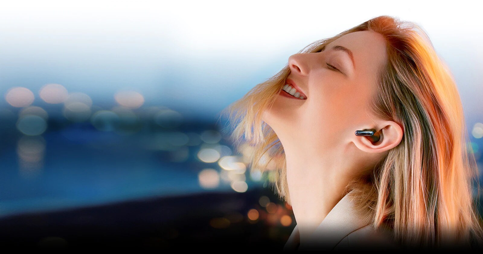 En arrière-plan de la phrase Rafraîchissez votre écoute, une femme portant TONE Free sur fond de vue nocturne de la ville est emportée par la musique.