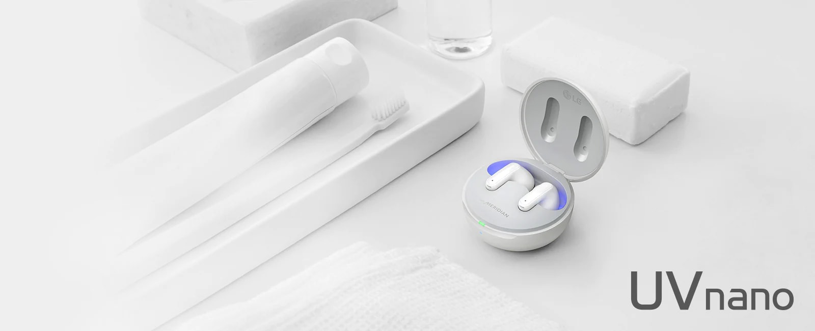 Image de TONE Free placée avec des objets représentant la propreté tels que du savon, une brosse à dents et du dentifrice. L’image contient une copie de Refresh Your BUDS et un logo UVnano.