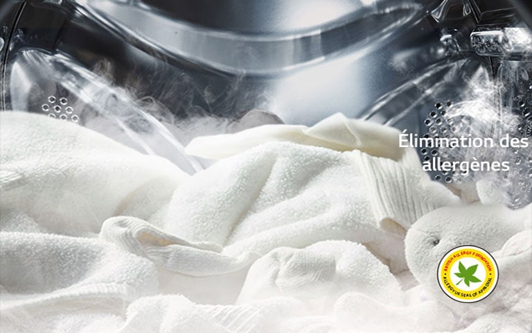 Un peignoir blanc et un animal en peluche sont présentés avec de la vapeur dans le tambour de la machine à laver.
