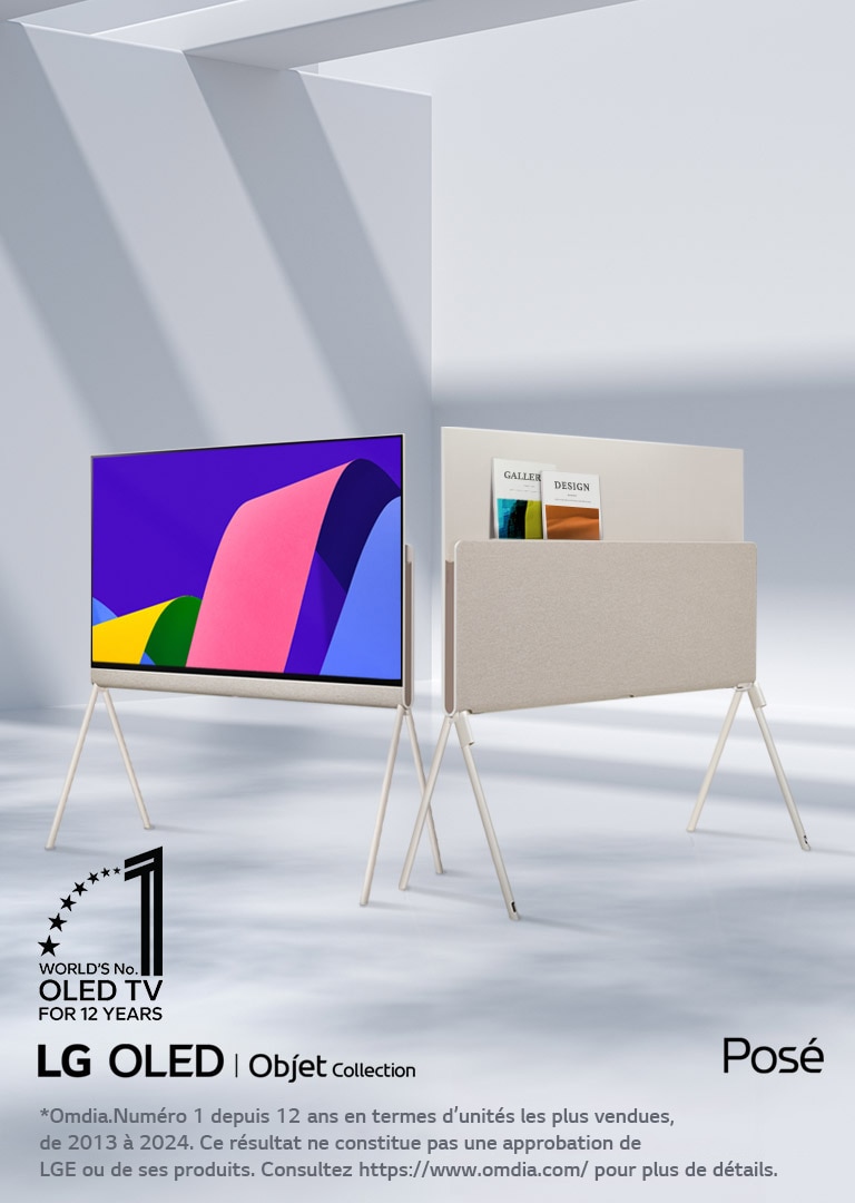 Deux TVs LG OLED Posé dans un espace élégant et minimaliste. Une TV présente la face avant du produit avec une œuvre d’art à l’écran. L’autre TV présente le côté arrière qui dispose d’une solution de stockage bien conçue. On peut voir quelques magazines à l’arrière. L’emblème OLED TV numéro 1 dans le monde depuis 12 ans figure dans un coin. Les logos des produits LG OLED Objet Collection et Posé sont également visibles.