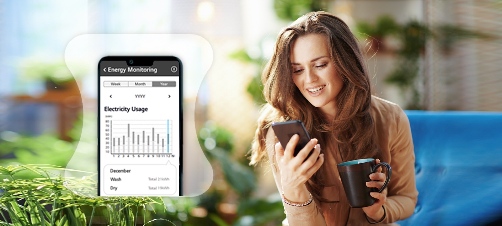 La femme vérifie la consommation d’énergie de la machine à laver à travers l’application.