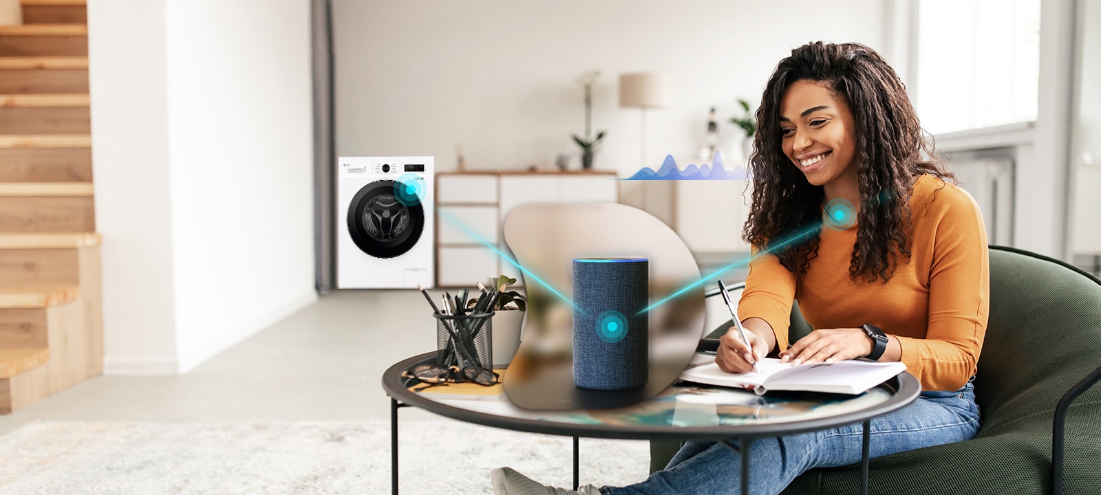 Une femme parle à une enceinte intelligente de la machine à laver.