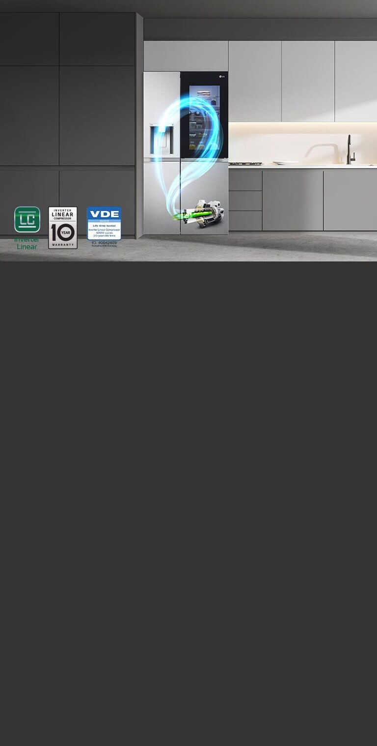 Dans la cuisine grise, il y a un réfrigérateur, dans lequel le flux du compresseur est indiqué