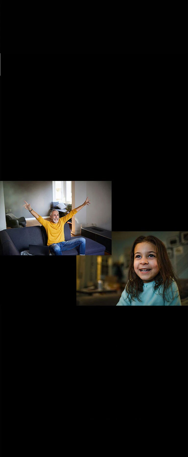 Un grand-père est assis sur un canapé dans le salon et regarde avec plaisir l’image diffusée dans le coin supérieur gauche. Une fille regarde quelque chose avec joie.