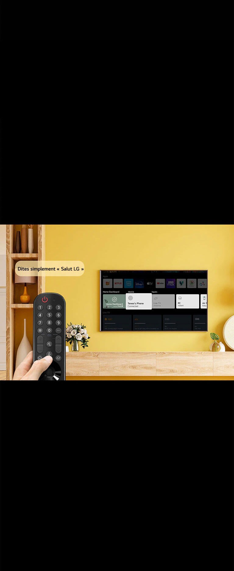 Une personne tient une télécommande devant l’écran du téléviseur. Dans une bulle de dialogue, il est écrit « Dites simplement Salut LG ».