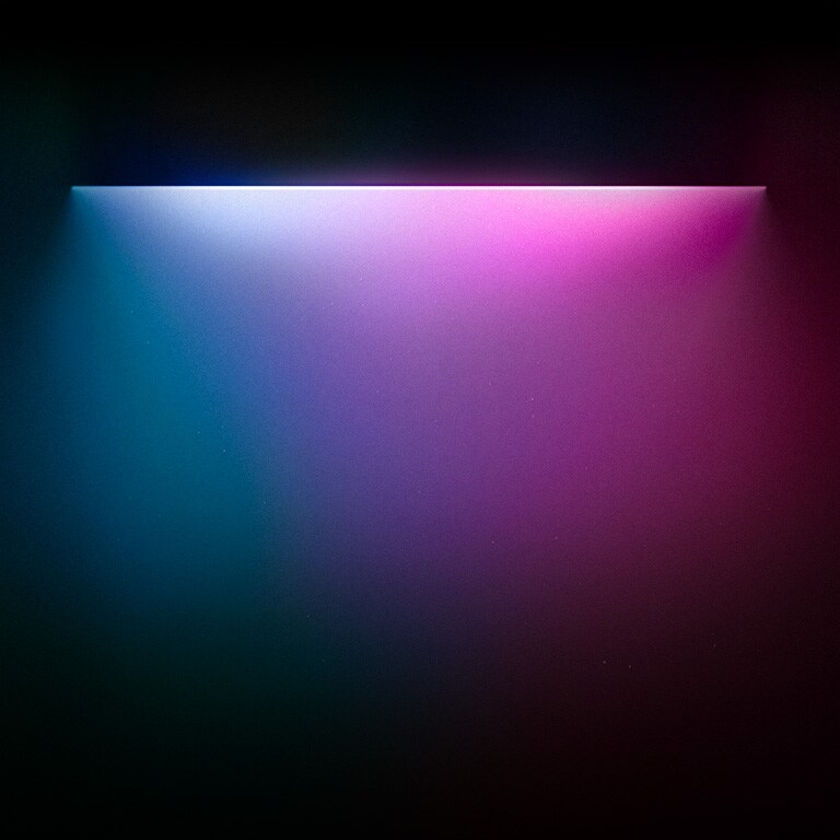 Des lumières bleues-vertes, mauves et violettes illuminent le texte « Des designs qui conviennent à votre mode de vie » en dessous. 