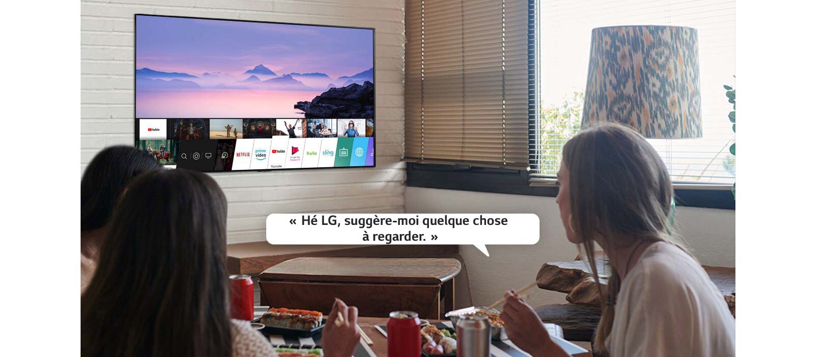 Trois femmes mangent des sushis tandis que l’une d’entre elle demande des suggestions de contenu à regarder au téléviseur LG